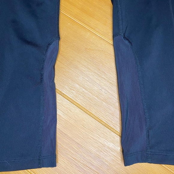 LIKE NEW NIKE MID RISE CROP LEGGINGS - Picture 4 of 4